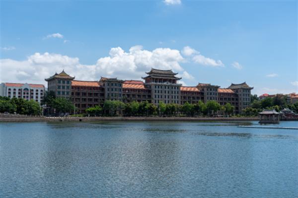 砖瓦里的时光回响：厦门大学嘉庚学院